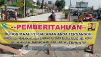 Ruas Jl Jenderal Sudirman menuju Jl I Gusti Ngurah Rai tersebut juga kini ditutup sementara. Terlihat spanduk bertuliskan pengumuman perbaikan jalan dan himbauan agar para pengendara mencari jalan alternatif.