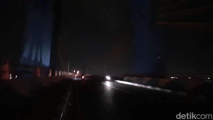 Sebagian lampu di atas Jembatan Musi IV mati, sehingga suasana menjadi gelap, Kamis (1/6/2023).