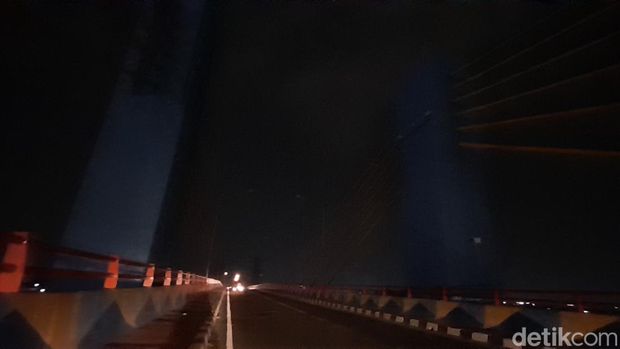 Sebagian lampu di atas Jembatan Musi IV mati, sehingga suasana menjadi gelap, Kamis (1/6/2023).