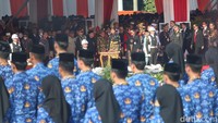 Sebelumnya sudah hadir di lokasi Wakil Presiden Indonesia Maruf Amin hingga Megawati Soekarnoputri. Tak hanya itu, Menteri Hukum dan HAM Yasonna H. Laoly, Menteri Luar Negeri Retno Marsudi, Menparekraf Sandiaga Uno, Kapolri Jenderal Listyo Sigit Prabowo, Panglima TNI Laksamana Yudo Margono, Ketua DPR RI Puan Maharani, hingga Ketua MPR Bambang Soesatyo juga hadir.