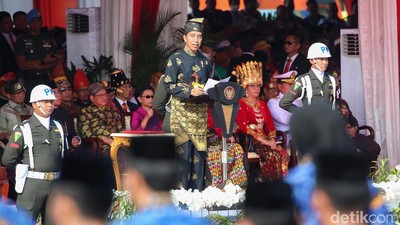 Momen Jokowi Pimpin Upacara Hari Lahir Pancasila di Monas