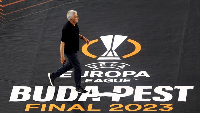 BUDAPEST, HUNGARY - MAY 31: Jose Mourinho, Head Coach of AS Roma, looks dejected following the teams defeat in the penalty shoot out during the UEFA Europa League 2022/23 final match between Sevilla FC and AS Roma at Puskas Arena on May 31, 2023 in Budapest, Hungary. (Photo by Alex Pantling/Getty Images)