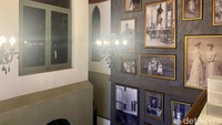 Ada area indoor, outdoor, dan tersedia lantai dua. Nah, area tangganya mewah dengan hiasan berbagai foto klasik yang memberi kesan elegan. Foto: detikcom/Riska Fitria