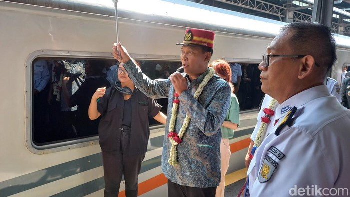 Waki Walikota Solo teguh Prakosa saat memberangkatkan KA Manahan di Stasiun Solo Balapan, Kamis (1/6/2023).