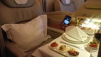 Foto: Penampakan kabin pesawat Airbus A380 milik maskapai Emirates. (Triwidiyanti/detikBali)