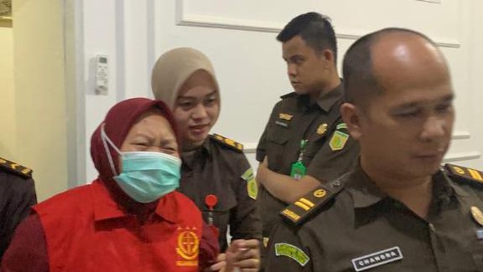 Kades Desa Sumber Baru OKi, Yuliah Diah Eka Lestari menangis saat diamankan tim Kejari OKI.