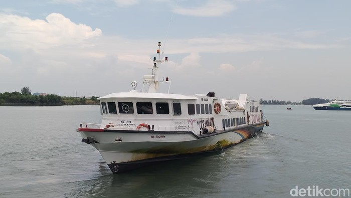 Kapal Ferry Batam tujuan Singapura tengah parkir di Pelabuhan Internasional, Batam Center. (Foto: Alamudin)