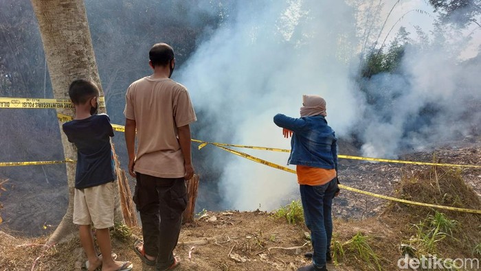 Kebakaran limbah triplek di Jember membuat warga mengalami sesak napas.