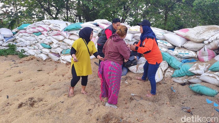 Kecelakaan akibat rem blong di Tikungan Gotekan jalur ekstrem Cangar-Pacet, Mojokerto.