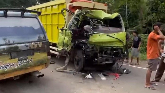 Dua truk bertabrakan di Jalan Lintas Jambi-Muara Bulian.