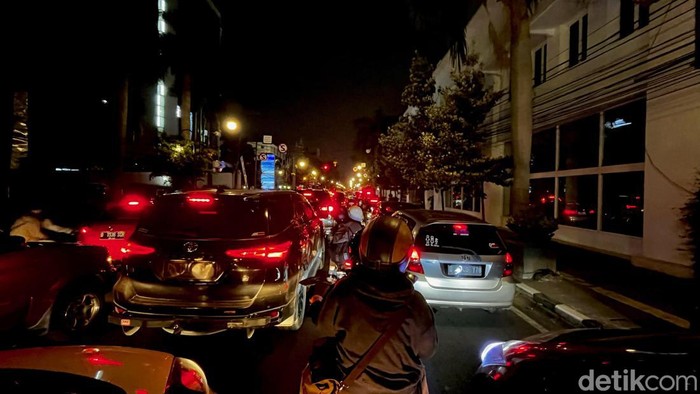 Kemacetan di Jalan Asia-Afrika, Kota Bandung, Kamis (1/6/2023) malam.