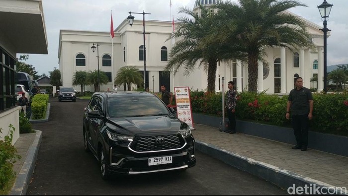 Kendaraan Anies Baswedan saat pergi meninggalkan kediaman SBY.