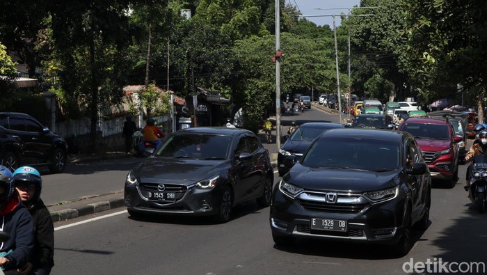 Kepadatan arus lalu lintas di Jalan Ir H Djuanda (Dago), Kota Bandun, Kamis (1/6/2023) siang.