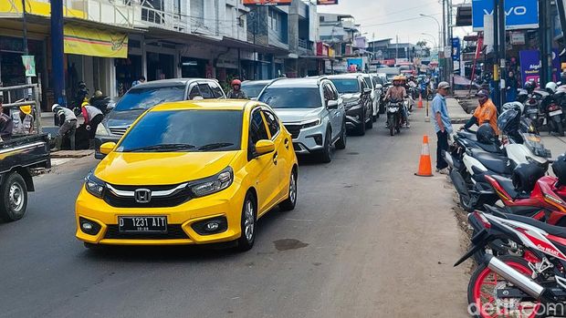 Kepadatan di Ruas Jalan Raya Lembang saat Libur Panjang