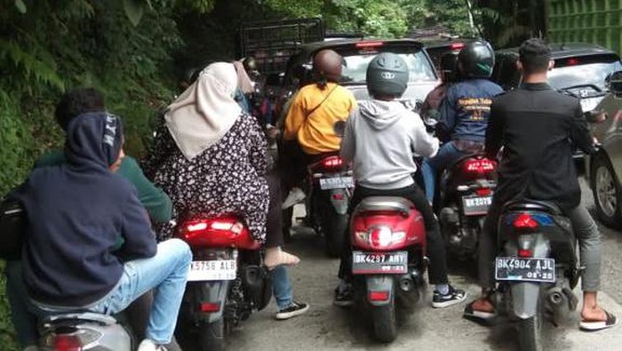 Kepadatan kendaraan di jalur Medan-Berastagi. (Foto: Dok. Pribadi Alfath)