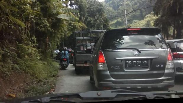 Kepadatan lalu lintas jalur Medan-Berastagi. (Dok Pribadi Alfath)
