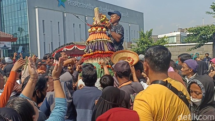 Keseruan Warga Kota Blitar Berebut Gunungan Limo di Gerebek Pancasila