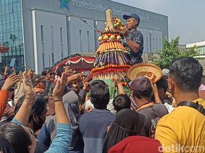 Keseruan Warga Kota Blitar Berebut Gunungan Hasil Bumi di Gerebek Pancasila
