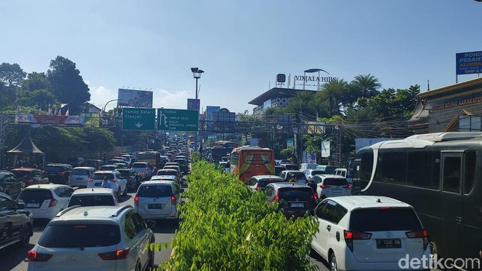 Kondisi lalu lintas di kawasan Puncak, Kabupaten Bogor, dipadati kendaraan wisatawan dari arah Jakarta., Kamis (1/6/2023) pagi ini.