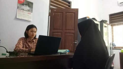 Korban pencabulan oleh pimpinan Ponpes berinisial HD saat diperiksa di Polres Sumbawa, Rabu (31/5/2023).