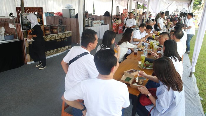 Kuliner Nusantara Ramaikan Area Parkir Timur Senayan Chief Executive Officer (CEO) FIFGROUP, Margono Tanuwijaya, CEO AstraPay, Rina Apriana, Microfinancing Division Head, Cicilia Tri Hapsariningtyas dan GFC Leader Communication, ESR & ESG Astra Financial, Yulian Warman menunjukkan kuliner tahu gejrot pada pembukaan HUT ke-34 FIFGROUP di Plaza Parkir Timur, Gelora Bung Karno (GBK), Senayan, Jakarta (01/06/2023).