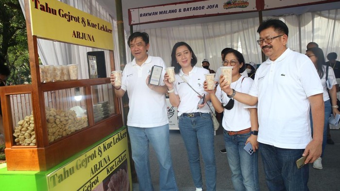 Kuliner Nusantara Ramaikan Area Parkir Timur Senayan Chief Executive Officer (CEO) FIFGROUP, Margono Tanuwijaya, CEO AstraPay, Rina Apriana, Microfinancing Division Head, Cicilia Tri Hapsariningtyas dan GFC Leader Communication, ESR & ESG Astra Financial, Yulian Warman menunjukkan kuliner tahu gejrot pada pembukaan HUT ke-34 FIFGROUP di Plaza Parkir Timur, Gelora Bung Karno (GBK), Senayan, Jakarta (01/06/2023).