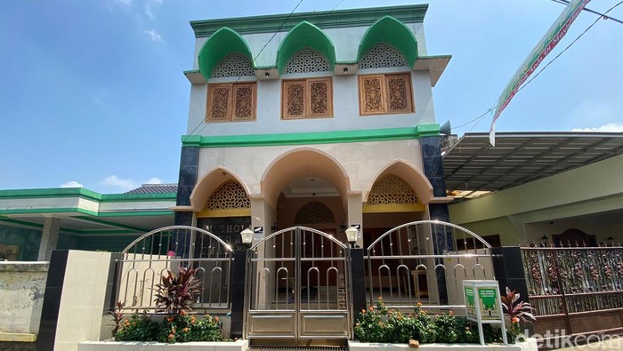 Lima Al-Quran di Musala Nur Umariyah di Cinere, Depok, dicuri dua wanita tak dikenal.