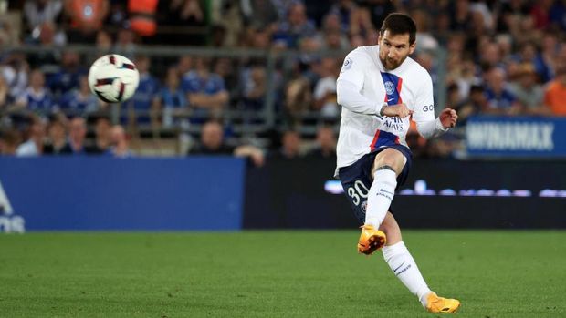 STRASBOURG, FRANCE - MAY 27: Lionel Messi #30 of Paris Saint-Germain takes a shot during the Ligue 1 match between RC Strasbourg and Paris Saint-Germain at Stade de la Meinau on May 27, 2023 in Strasbourg, France. (Photo by Xavier Laine/Getty Images)