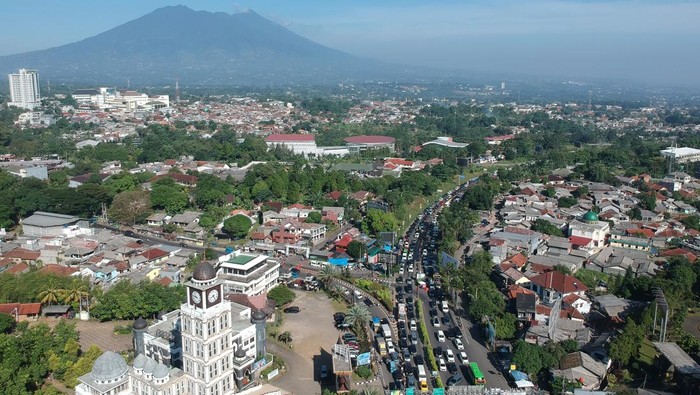Long Weekend, Jalur Puncak Bogor Macet Gaes! Foto udara kepadatan kendaraan saat diberlakukan rekayasa lalu lintas sistem satu arah di jalur wisata Puncak,Simpang Gadog, Ciawi, Kabupaten Bogor, Jawa Barat, Kamis (1/6/2023). Kepadatan kendaraan menuju kawasan wisata Puncak Bogor disebabkan oleh tingginya antusias warga memanfaatkan libur panjang cuti bersama Hari Lahir Pancasila serta libur Hari Raya Waisak untuk berwisata, dan Sat Lantas Polres Bogor memberlakukan sistem satu arah (one way) untuk mengurai kepadatan kendaraan. ANTARA FOTO/Yulius Satria Wijaya/aww.