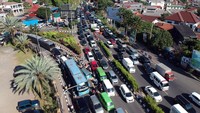 Kepadatan kendaraan menuju kawasan wisata Puncak Bogor disebabkan oleh tingginya antusias warga memanfaatkan libur panjang cuti bersama Hari Lahir Pancasila serta libur Hari Raya Waisak untuk berwisata.