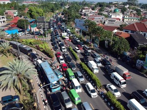 Kawasan Puncak Bogor Macet Siang Ini, One Way Diberlakukan
