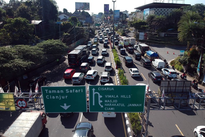 Foto udara kepadatan kendaraan saat diberlakukan rekayasa lalu lintas sistem satu arah di jalur wisata Puncak,Simpang Gadog, Ciawi, Kabupaten Bogor, Jawa Barat, Kamis (1/6/2023). Kepadatan kendaraan menuju kawasan wisata Puncak Bogor disebabkan oleh tingginya antusias warga memanfaatkan libur panjang cuti bersama Hari Lahir Pancasila serta libur Hari Raya Waisak  untuk berwisata, dan Sat Lantas Polres Bogor memberlakukan sistem satu arah (one way) untuk mengurai kepadatan kendaraan. ANTARA FOTO/Yulius Satria Wijaya/aww.