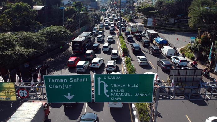Long Weekend, Jalur Puncak Bogor Macet Gaes! Foto udara kepadatan kendaraan saat diberlakukan rekayasa lalu lintas sistem satu arah di jalur wisata Puncak,Simpang Gadog, Ciawi, Kabupaten Bogor, Jawa Barat, Kamis (1/6/2023). Kepadatan kendaraan menuju kawasan wisata Puncak Bogor disebabkan oleh tingginya antusias warga memanfaatkan libur panjang cuti bersama Hari Lahir Pancasila serta libur Hari Raya Waisak untuk berwisata, dan Sat Lantas Polres Bogor memberlakukan sistem satu arah (one way) untuk mengurai kepadatan kendaraan. ANTARA FOTO/Yulius Satria Wijaya/aww.