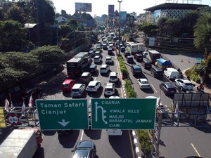 Puncak Dipadati Wisatawan Jelang Libur Sekolah, One Way Diberlakukan