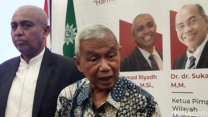Mantan Ketua KPk Busyro Muqoddas saat melakukan kegiatan di Surabaya.