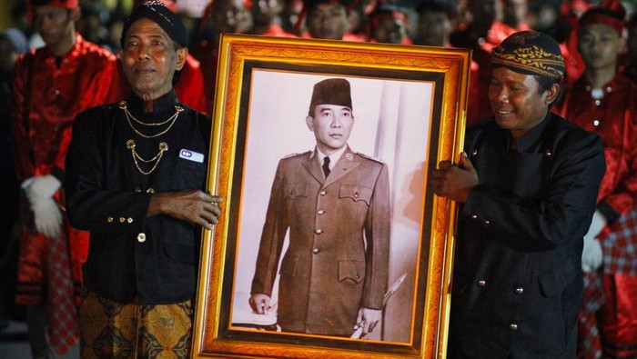 Melihat Upacara Tradisi Bedhol Pusaka di Blitar Peserta membawa lampion bergambar sila Pancasila saat upacara tradisi Bedhol Pusaka di depan Museum Istana Gebang Kota Blitar, Jawa Timur, Rabu (31/5/2023). Tradisi Bedhol Pusaka yang dirangkai dengan pawai lampion tersebut digelar jelang peringatan Hari Lahir Pancasila pada 1 Juni. ANTARA FOTO/Muhammad Mada/aww.