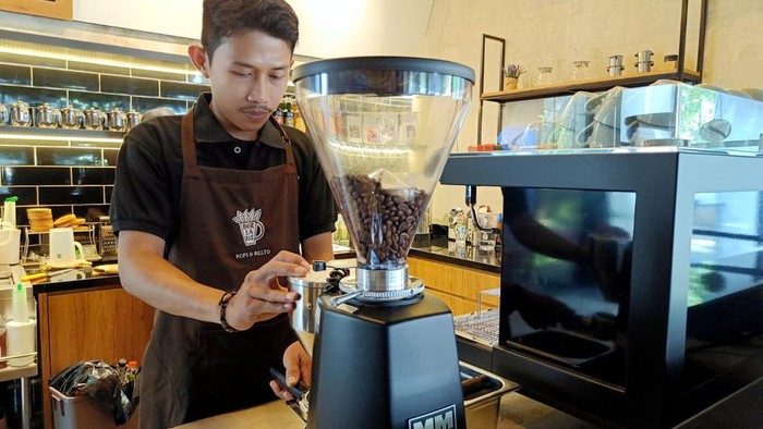 Berlaris Kopi dan Resto baru saja resmi dibuka. Resto ini terletak di kawasan Pondok Cabe Udik, Tangerang Selatan.