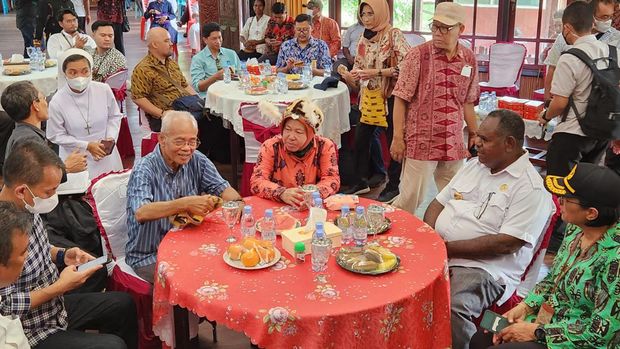 Mensos Risma beri bantuan stimulus ke masyarakat di Asmat Papua (Elvan/detikcom)
