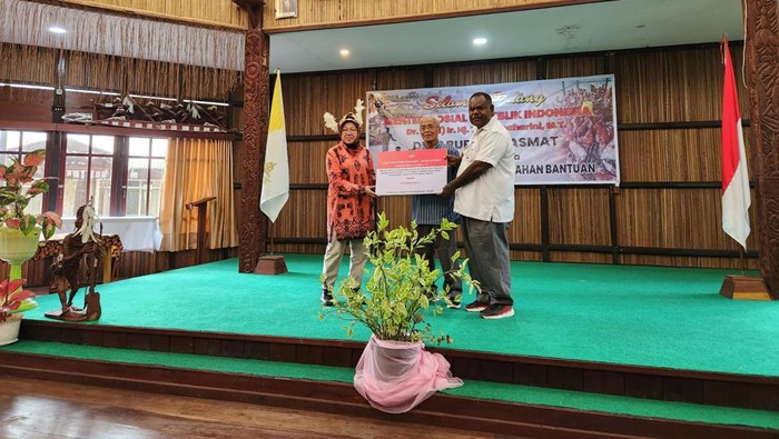 Mensos Risma beri bantuan stimulus ke masyarakat di Asmat Papua (Elvan/detikcom)