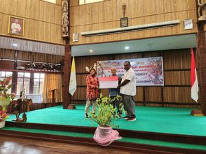 Hari Lahir Pancasila, Risma Kirim Bantuan untuk Asmat Berdikari