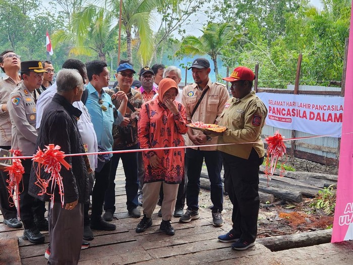 Mensos Risma resmikan galangan kapal di Asmat (Elvan/detikcom)