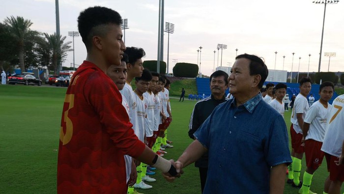 Menteri Pertahanan RI Prabowo Subianto bersama tim U-17 Persib Bandung di Aspire Academy, Doha, Qatar, Rabu (31/5/2023). (dok Istimewa)