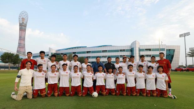 Menteri Pertahanan RI Prabowo Subianto bersama tim U-17 Persib Bandung di Aspire Academy, Doha, Qatar, Rabu (31/5/2023). (dok Istimewa)
