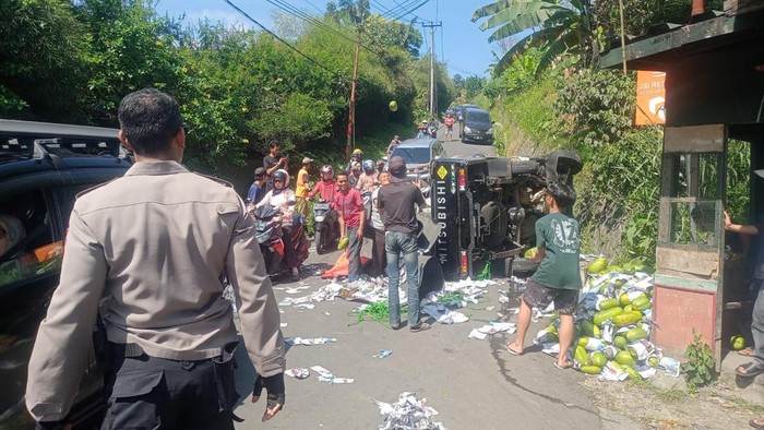 Mobil pikap terguling di jalan alternatif Puncak Bogor (dok.Polsek Megamendung Bogor)