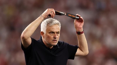 Mourinho Berikan Medali Runner-up Liga Europa ke Penonton