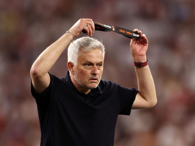 Mourinho Berikan Medali Runner-up Liga Europa ke Penonton