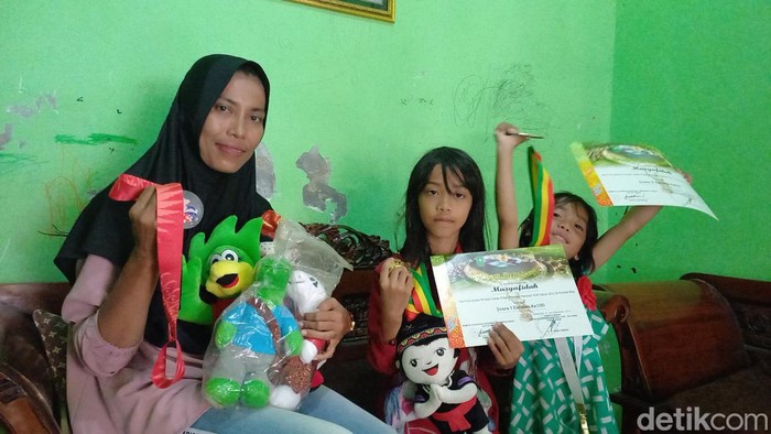 Musafidah peraih Perak di SEA Games asal Sampang bersama anak-anaknya
