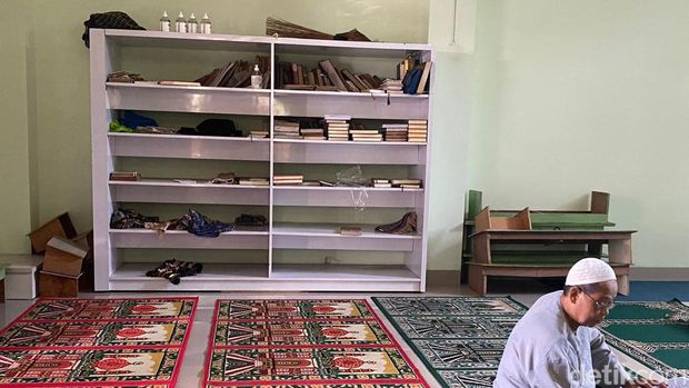 Pencurian Al-Qur'an di musala di Limo, Cinere, Depok, terekam CCTV.