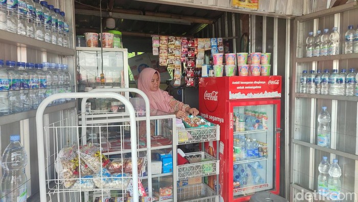 Wakil Ketua Paguyuban Pedagang Syekh Jumadil Kubro (SJK), Eni Retnowati (42) saat berjualan di lapaknya, Jalan Yos Sudarso, Semarang, Kamis (1/5/2023).