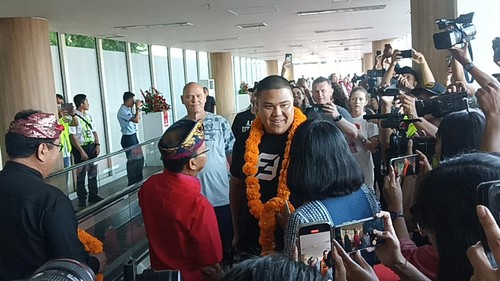 Penyambutan penumpang pesawat jumbo Emirates di Terminal Kedatangan Bandara Internasional Bandara I Gusti Ngurah Rai, Bali, Kamis (1/6/2023). (Triwidiyanti/detikBali)